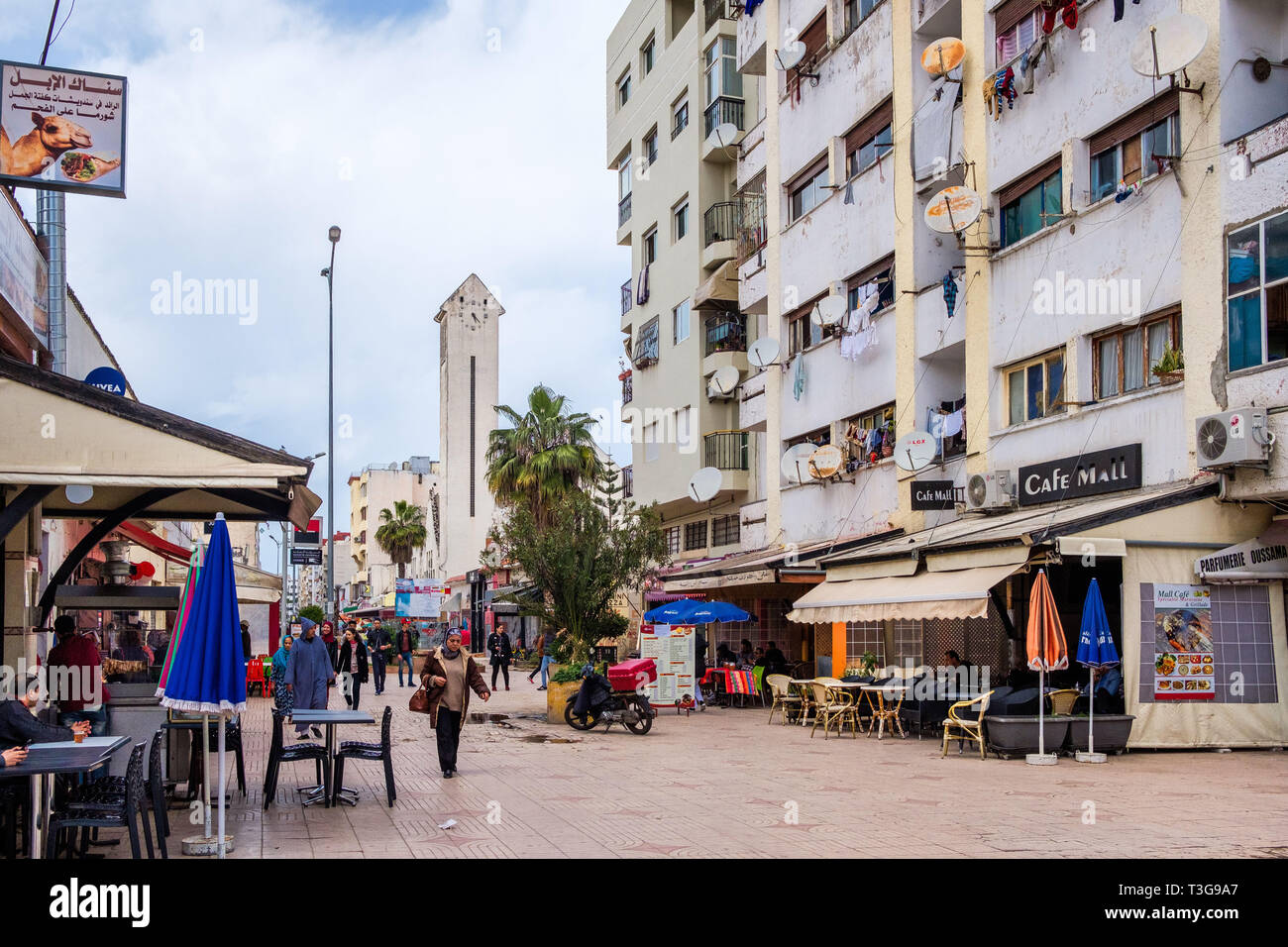 Maroc : Casablanca. L'une des plus anciennes rues piétonnes du quartier Maarif, Oussama Ibnou Zaid (ancien "Rue de Jura" street). Dans la fo Banque D'Images