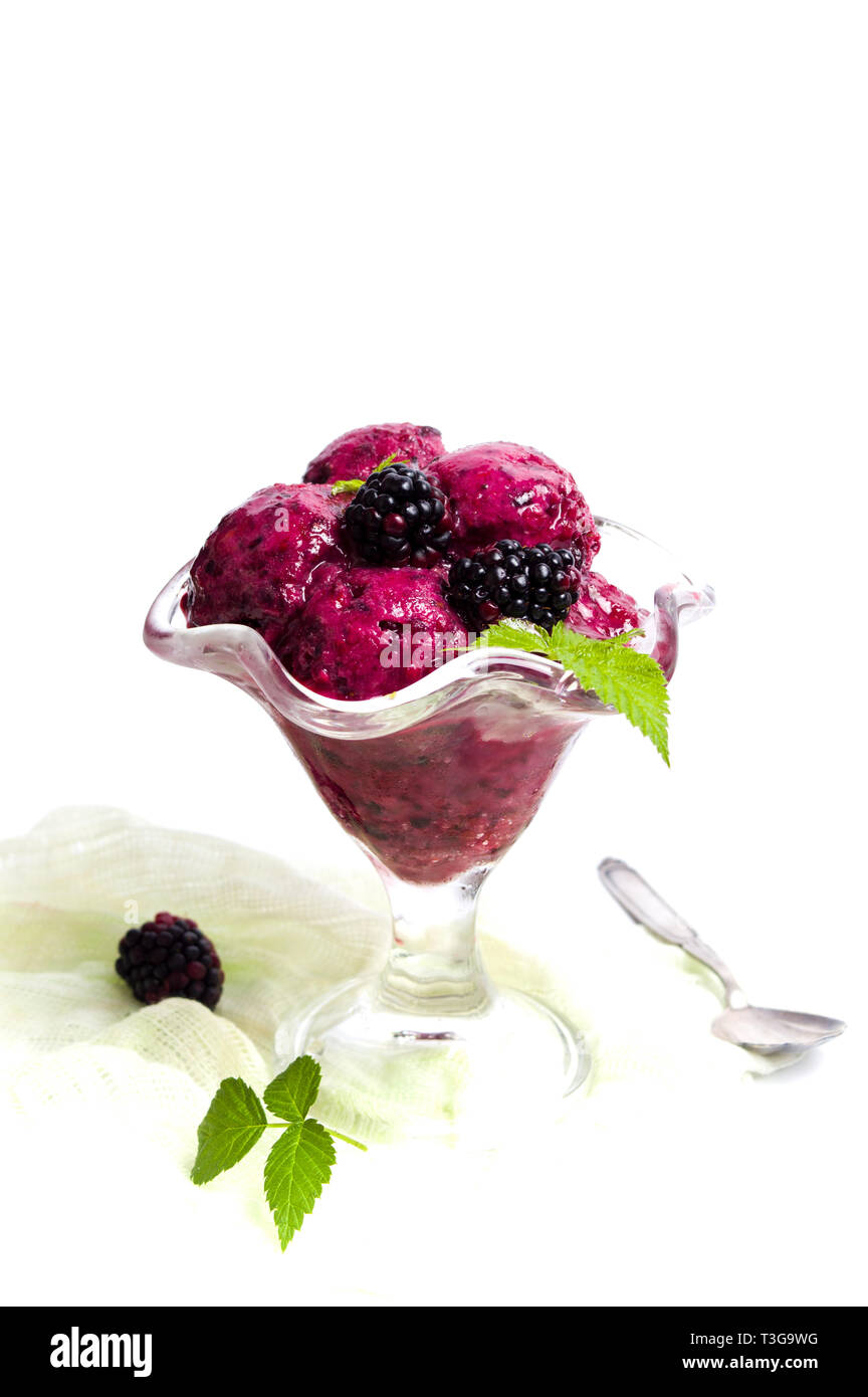 La crème glacée aux fruits Blackberry dans une tasse isolated on white Banque D'Images