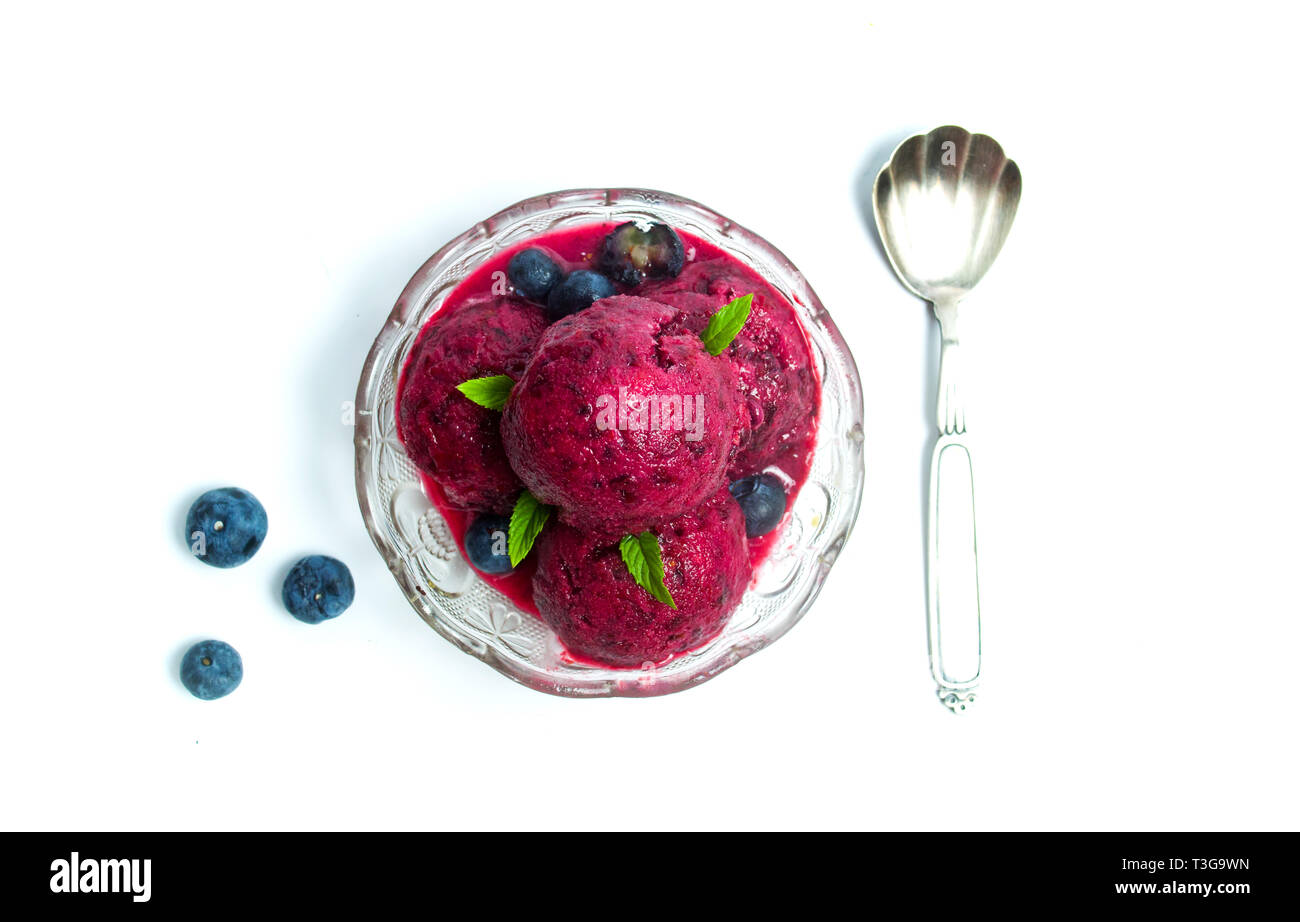 La crème glacée aux fruits bleuets dans une tasse isolated on white Banque D'Images
