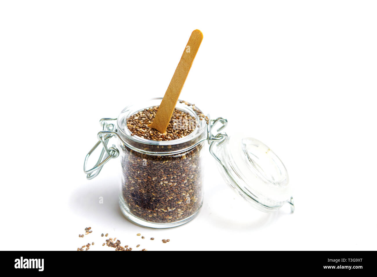Grains de semence Chia isolé sur fond blanc Banque D'Images