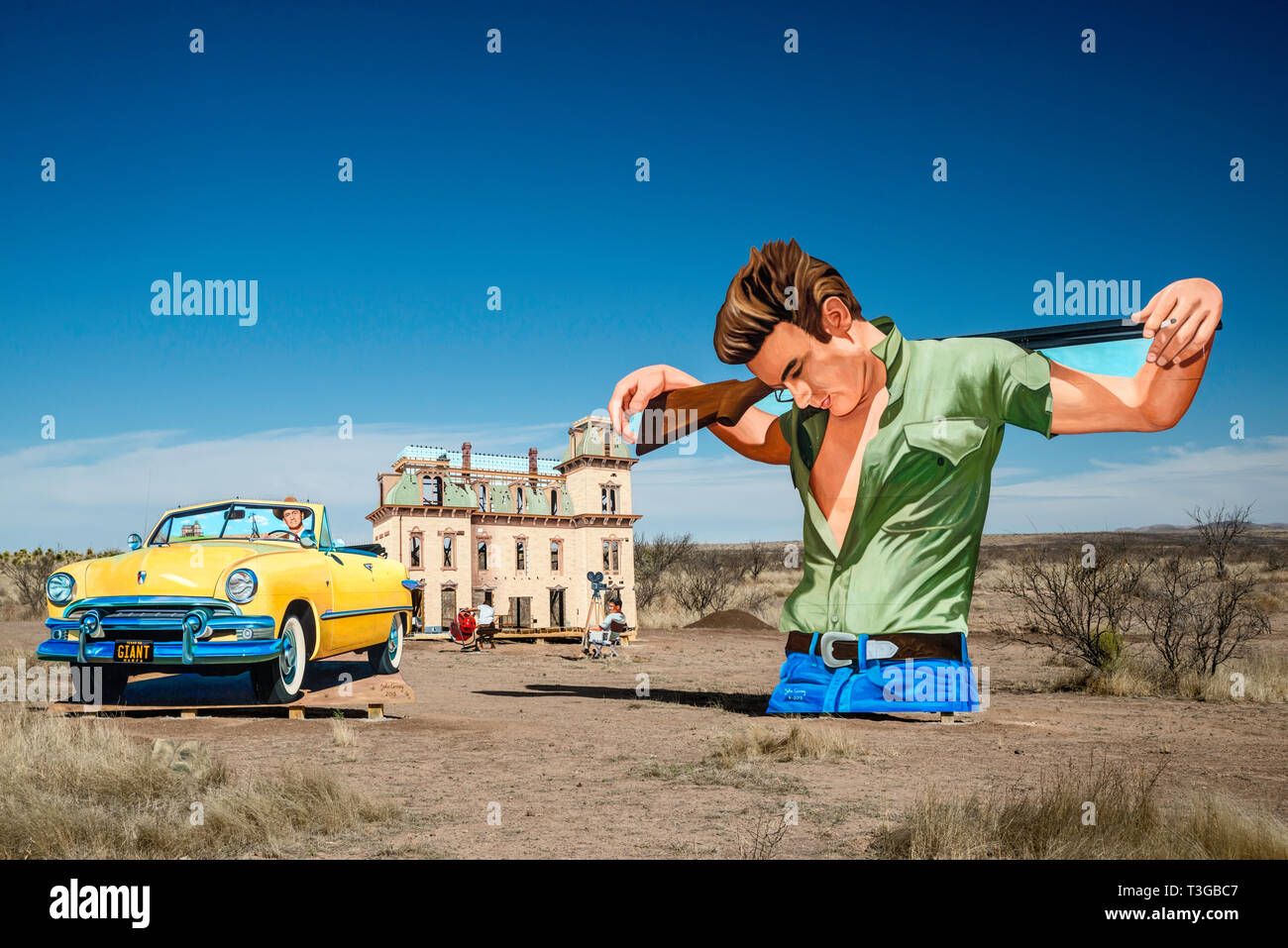 Marfa géant en plein air, route, murale montrant James Dean et Rock Hudson dans des scènes de film géant, créé par John Cerney, près de Marfa, Texas, États-Unis Banque D'Images