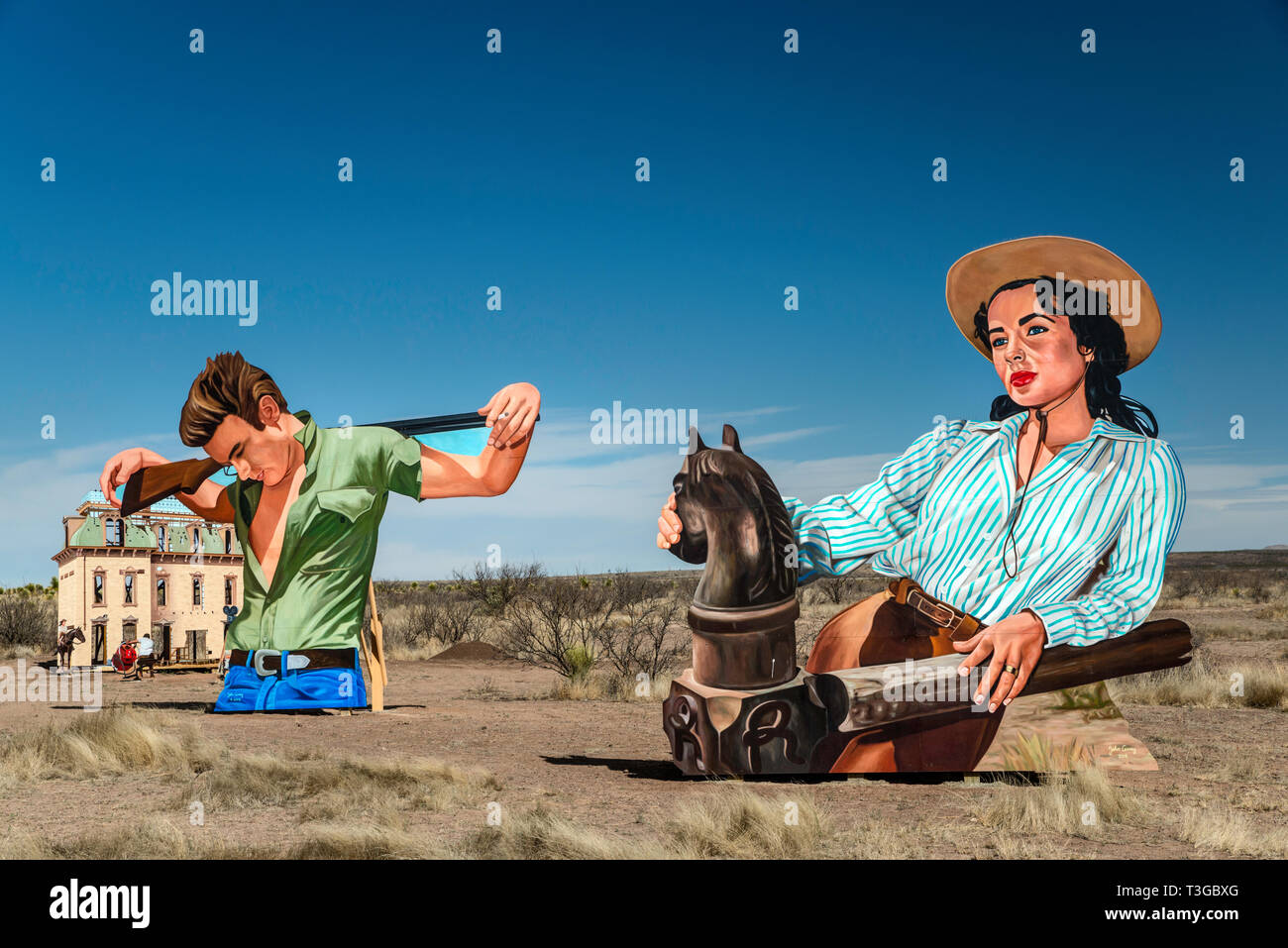 Marfa géant en plein air, route, murale montrant Liz Taylor et James Dean dans des scènes de film géant, créé par John Cerney, près de Marfa, Texas, États-Unis Banque D'Images