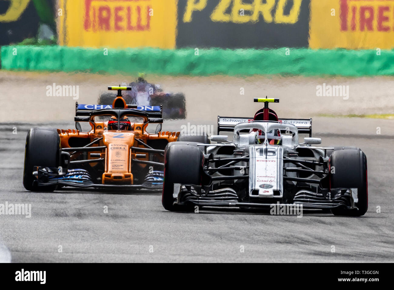 Monza/Italie - # 16 Charles Leclerc dépassements # 2 Stoffel Vandoorne au Roggia chicane pendant le GP Italien Banque D'Images