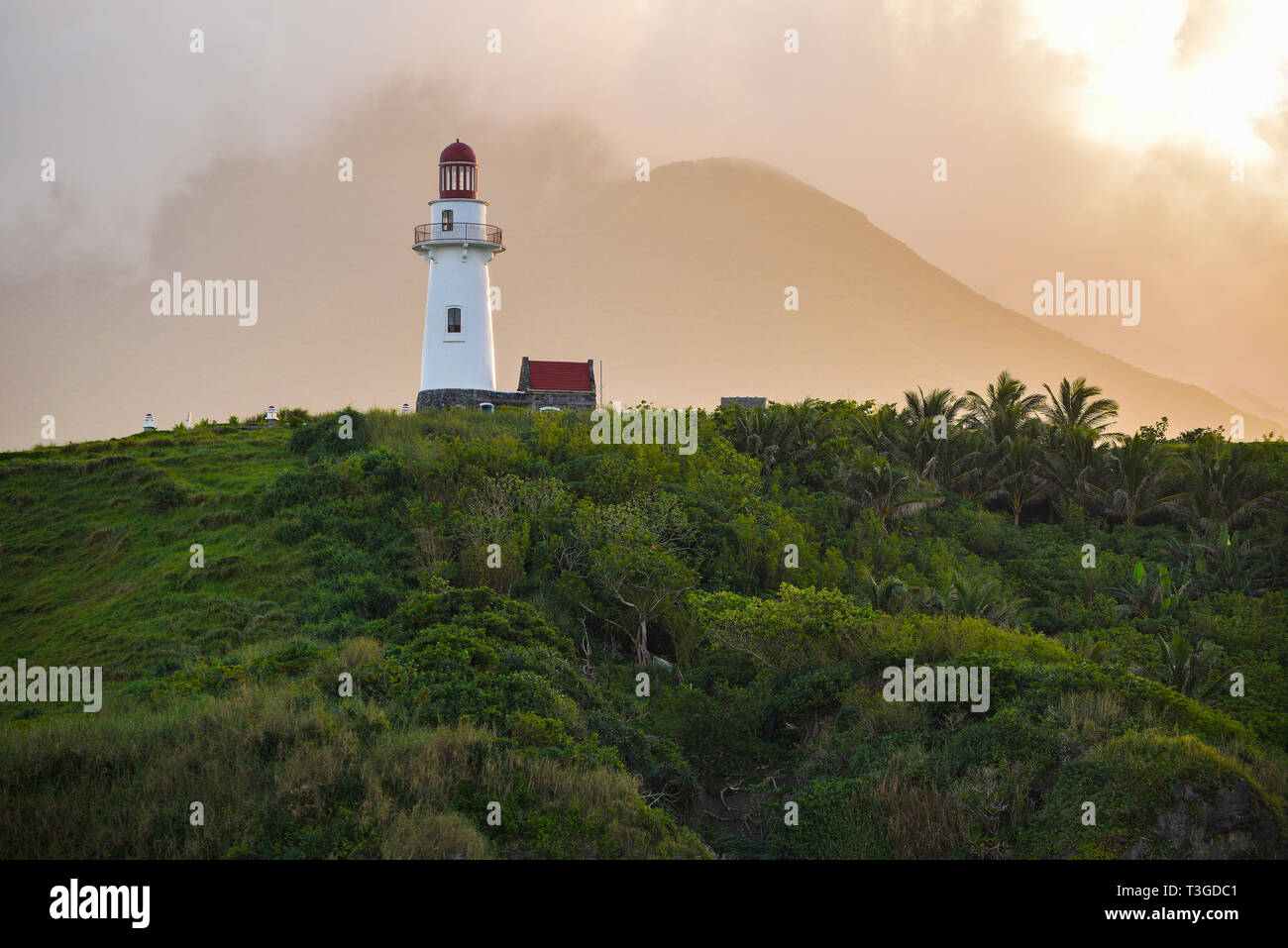 Phare et les montagnes Banque D'Images