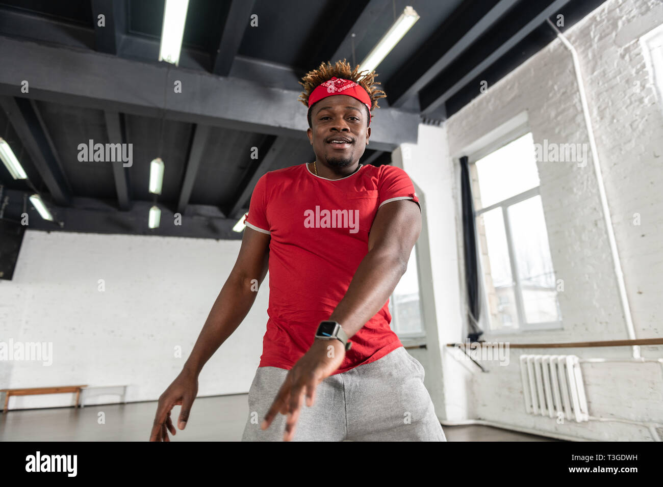 Cheerful beau mec avec des dreadlocks court et les chaumes Banque D'Images