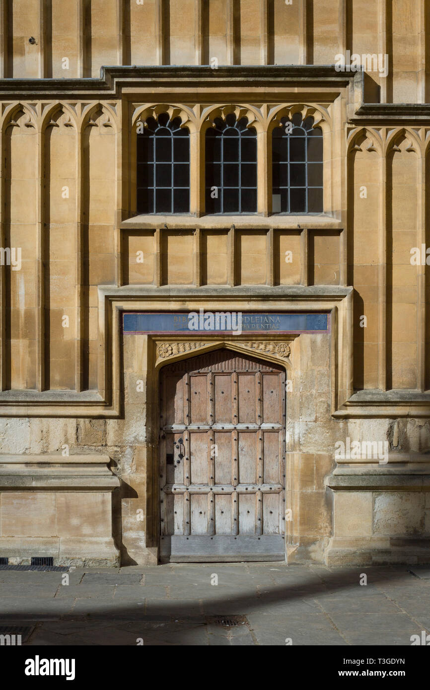 Une belle porte en chêne à la Bodleian Library dans l'ancienne école Quadrangle, Oxford Banque D'Images