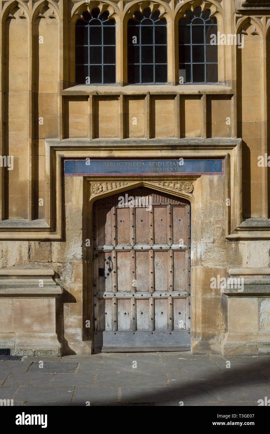 Une belle porte en chêne à la Bodleian Library dans l'ancienne école Quadrangle, Oxford Banque D'Images