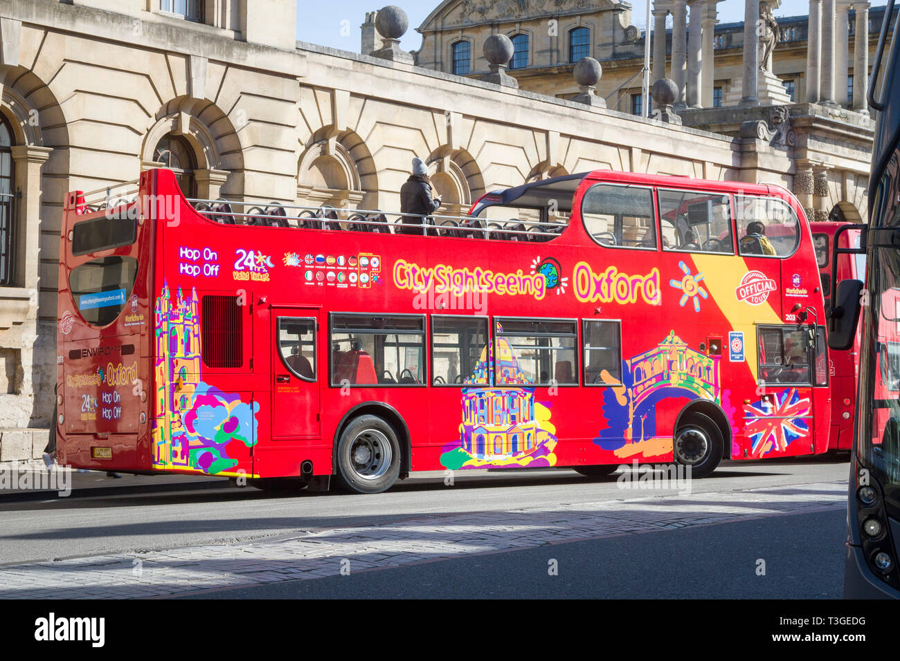 La visite de la ville en bus de tournée dans High Street, Oxford Banque D'Images