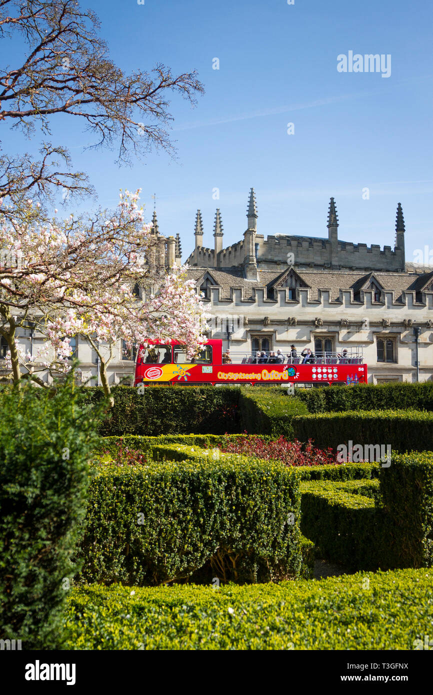 Un double-decker tour bus passant Magdalen College, Oxford Banque D'Images