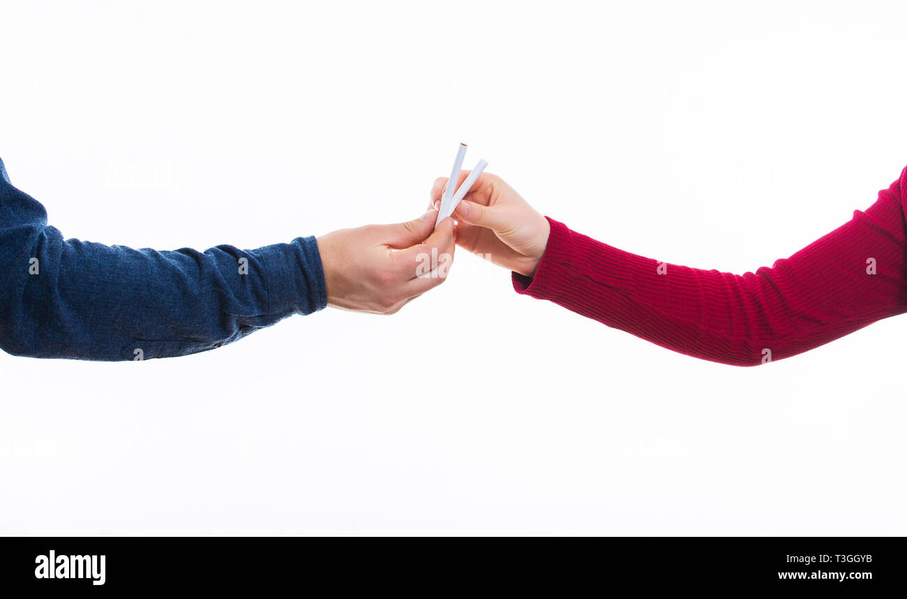 Jeune femme prenant de cigarette pack.accro cigarette pack de prise femelle sur fond blanc.Fumeurs Concept. Banque D'Images