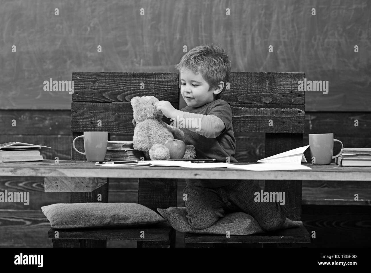 Petit Garçon jouant avec ours durant la relâche scolaire. Cute kid avec son jouet favori. Jeu éducatif de la maternelle Banque D'Images