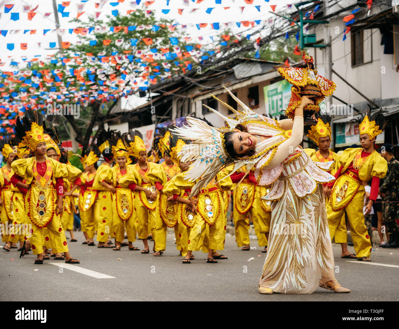 , La ville de Cebu aux Philippines - Le 20 janvier 2019 : Street dancers, dans des costumes colorés de participer au défilé à l'Sinulog Festival. Banque D'Images