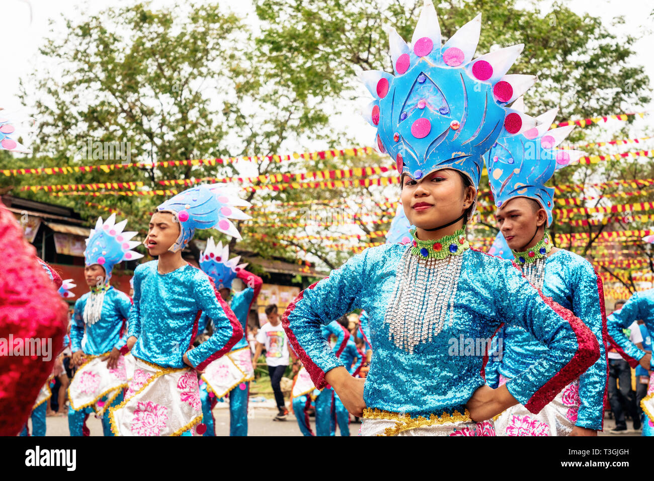 , La ville de Cebu aux Philippines - Le 20 janvier 2019 : Street dancers, dans des costumes colorés de participer au défilé à l'Sinulog Festival. Banque D'Images
