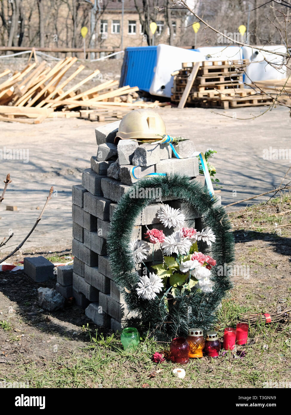 Monument de fortune pour commémorer les victimes des manifestations à Maidan Nezalezhnosti Maidan (carré) dans le centre de Kiev, 2019. À la suite des émeutes du 20 Banque D'Images