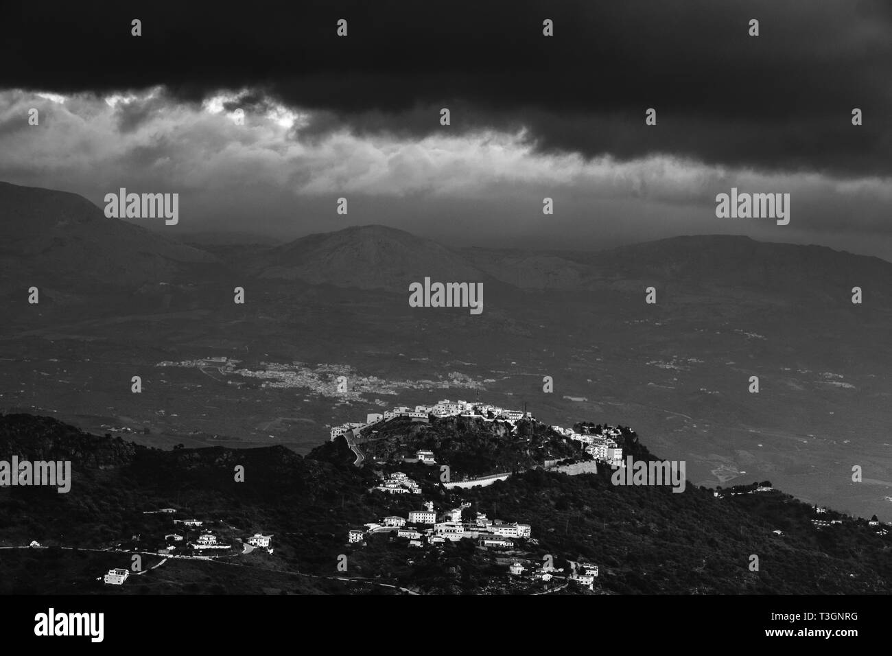 Image Monochrome. Le lever du soleil sur la montagne pueblo de Comares, Malaga, Andalousie, Costa del Sol, Espagne Banque D'Images