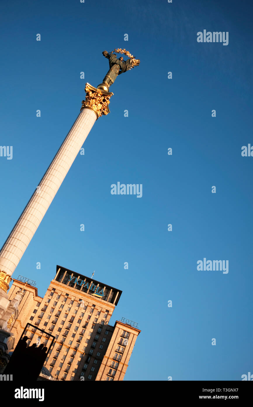 Colonne de la victoire et l'hôtel Royaume-uni à Maidan Nezalezhnosti Maidan (carré) dans le centre de Kiev, 2019. Après les émeutes de 2013/2014, le carré a sinc Banque D'Images
