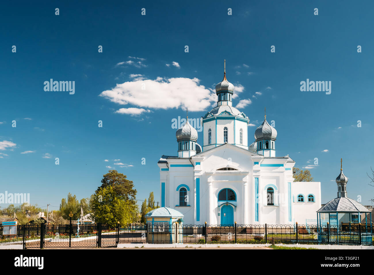 Dovsk, région de Gomel (Bélarus). Vue d'église de l'Intercession de la Sainte Vierge au printemps journée ensoleillée. Banque D'Images