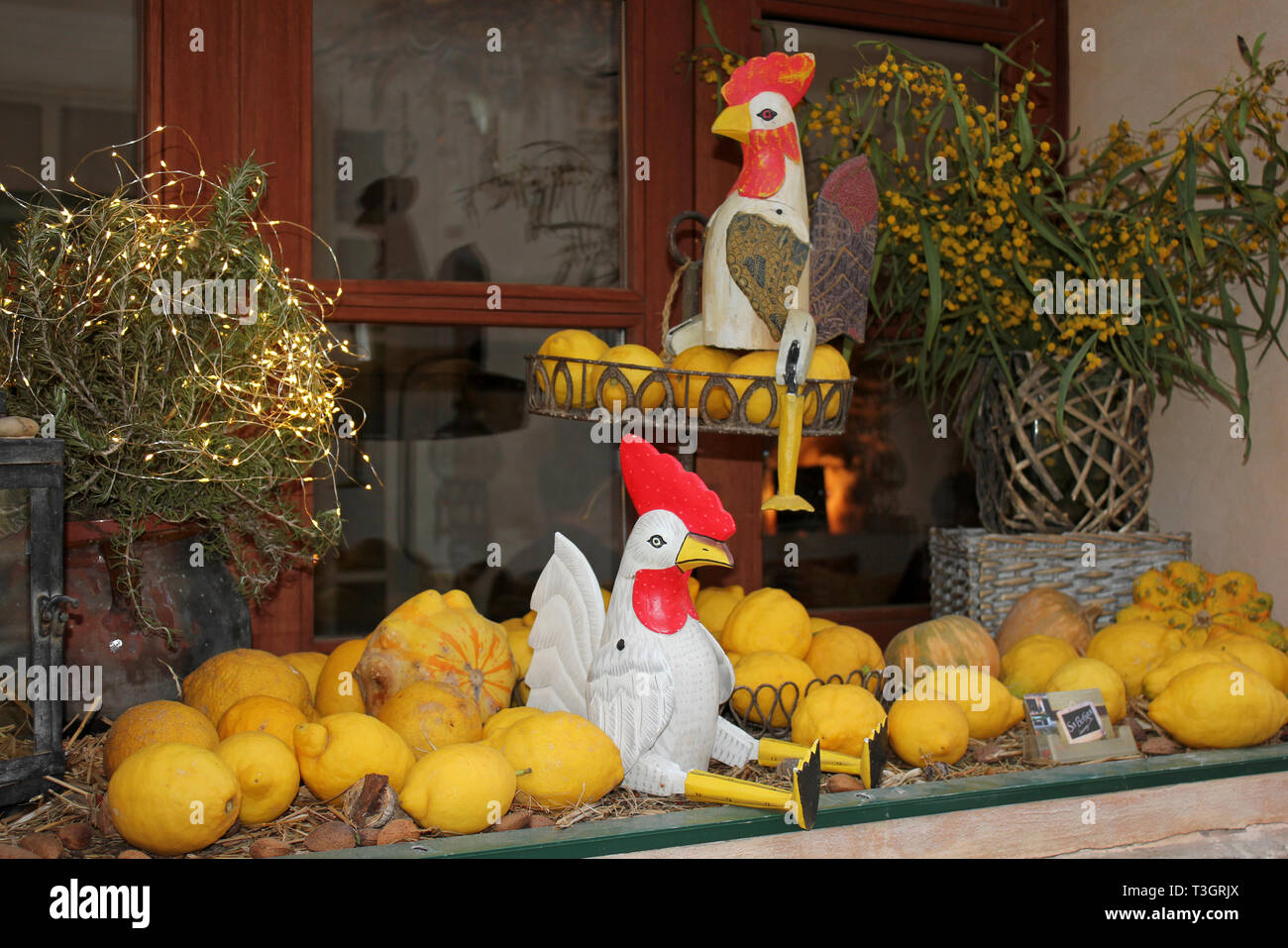 Poulets et décoratif des citrons dans la fenêtre de Sa Botiga Restaurant, Santanyi, Majorque Banque D'Images