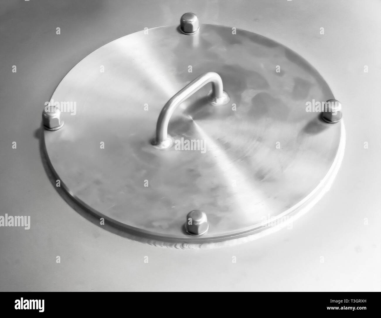 Couvercle brillant métallique de la chaudière à haute pression d'air dans l'usine de l'industrie alimentaire Banque D'Images