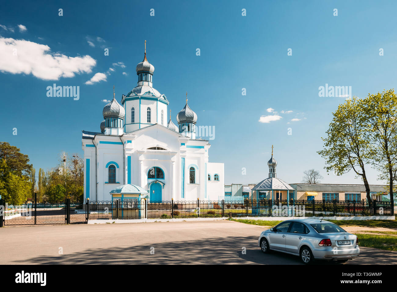 Dovsk, région de Gomel (Bélarus). Vue d'église de l'Intercession de la Sainte Vierge au printemps journée ensoleillée. Banque D'Images