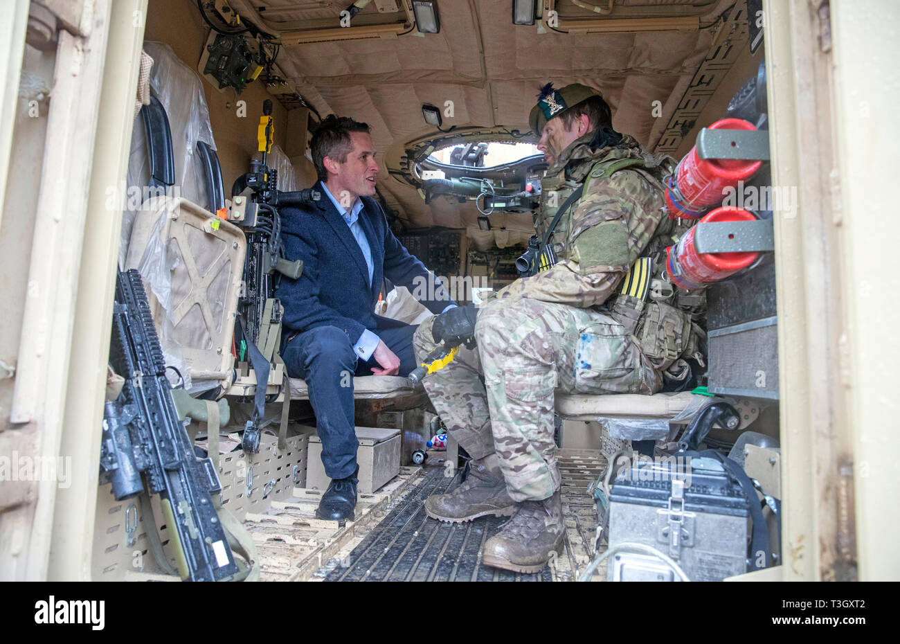 Le Secrétaire à la défense, Gavin Williamson (gauche) parle au Caporal Wayne Fiddler Mastiff dans un véhicule lors d'une visite à Salisbury Plains Zone d'entraînement, où il a annoncé le plan du Royaume-Uni sur l'ouverture d'un centre d'excellence pour la sécurité humaine. Banque D'Images