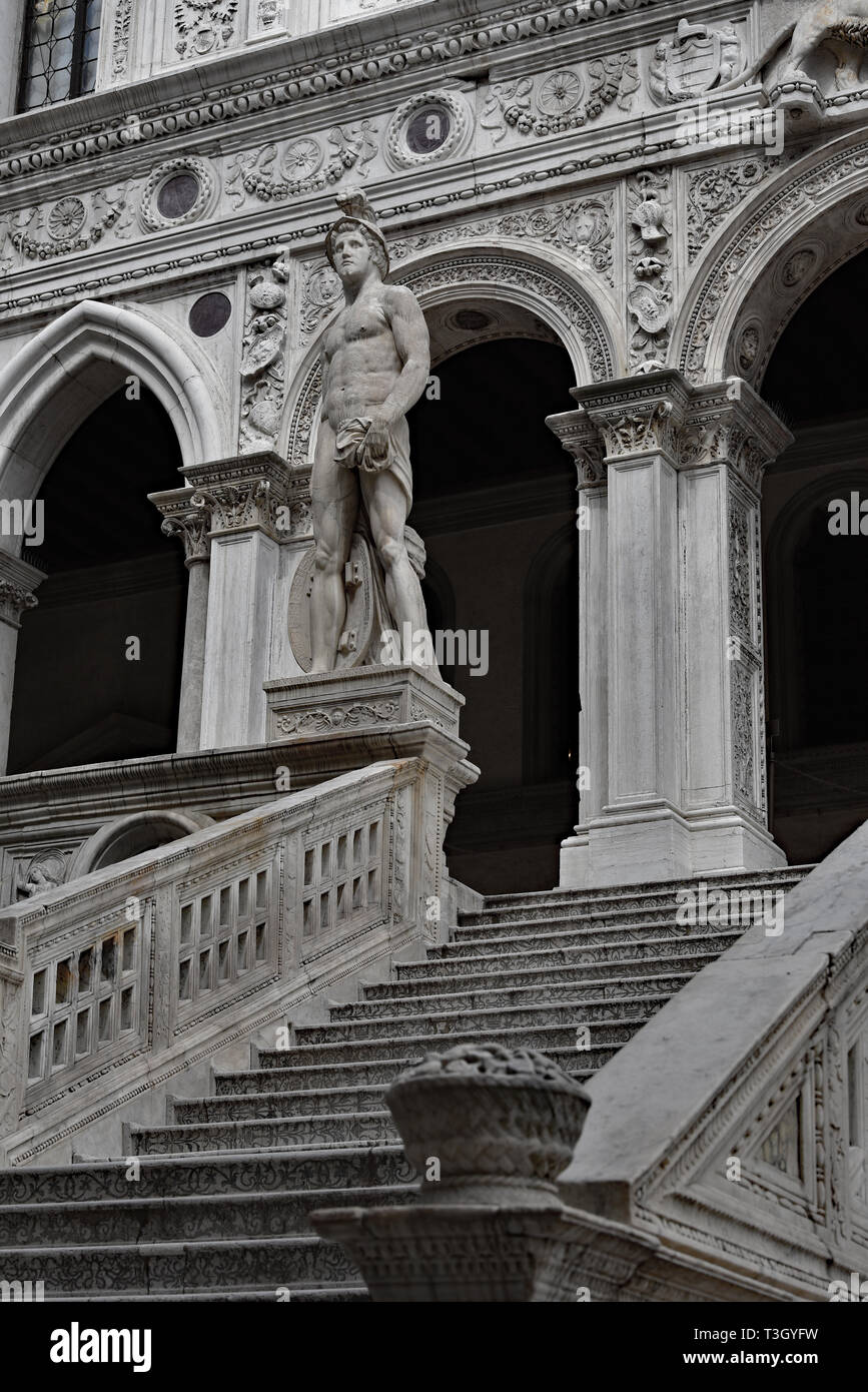 La colossale statue en marbre de Mars, le Dieu de la guerre, se dresse au sommet de l'imposante à l'intérieur de l'Escalier des Géants du Palais des Doges, Venise, Italie, Europe. Banque D'Images