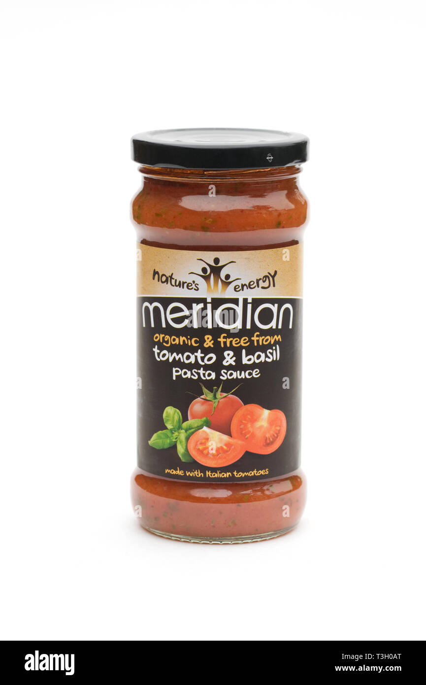 Meridian Sauce pour pâtes Tomate et basilic sur un fond blanc. Banque D'Images