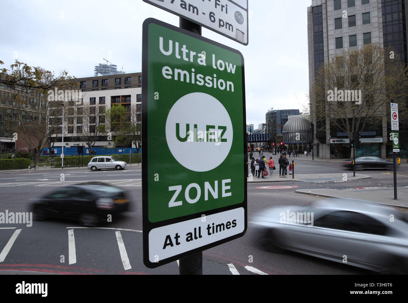 Un panneau d'information à Tower Hill, dans le centre de Londres, pour le lancement lundi de la zone à très faible émission, alors que Londres a introduit l'une des normes d'émissions de véhicules les plus strictes au monde. Banque D'Images