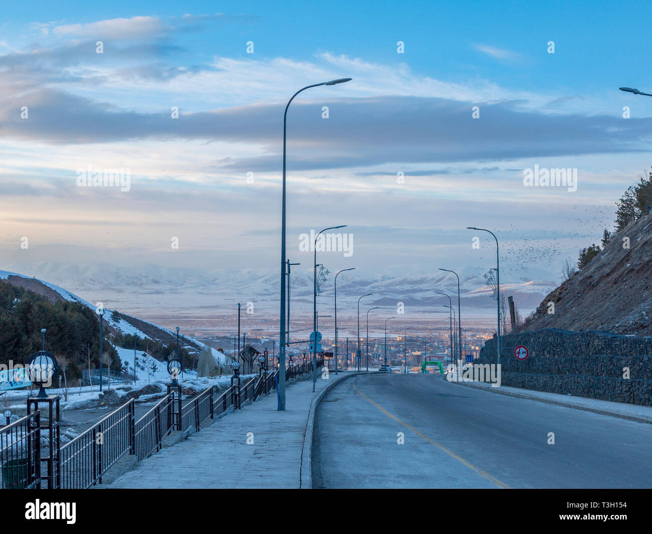 Au centre de ski de palandoken, Erzurum, Turquie - 30 mars 2019 : paysage urbain d'Erzurum de palandoken ski centre à Erzurum, Turquie Banque D'Images