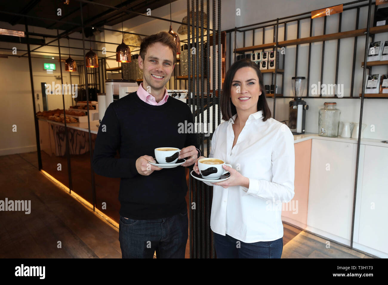 De 0001 sous embargo Lundi 08 avril l'équipe de mari et femme Stephen et Ruth Deasy de Bear Market Café qui peut être le premier en Irlande où les clients ne peuvent pas payer en liquide. Banque D'Images