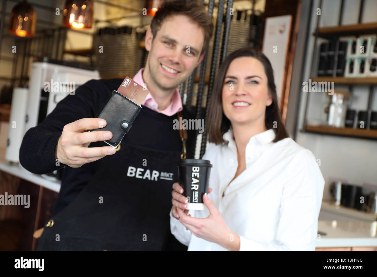 Mari et femme Stephen et Ruth Deasy de Bear Market Café qui peut être le premier en Irlande où les clients ne peuvent pas payer en liquide. Banque D'Images