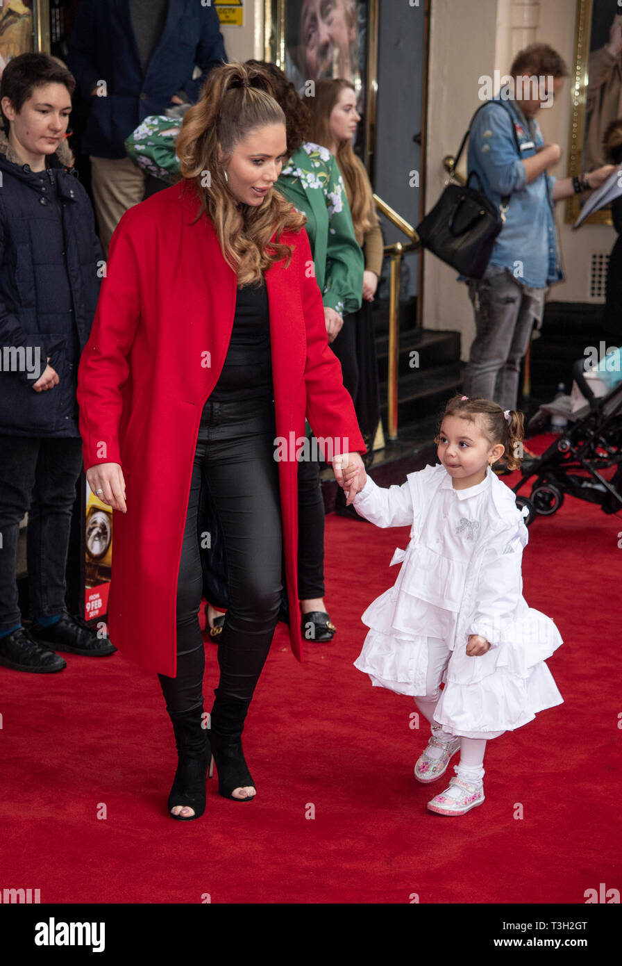 Londres, ANGLETERRE - 09 avril : Amy Childs et Polly Childs-Wright assister à la représentation de "Où est Peter Rabbit ?" au Theatre Royal Haymarket Banque D'Images