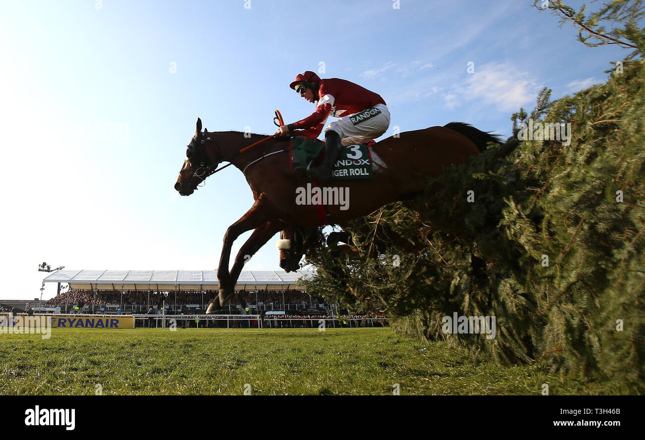 Rouleau de tigre monté par Jockey Davy Russell sur la façon de gagner le Grand National Handicap Santé Randox Chase lors de la Journée nationale 2019 Grand National Santé Randox Festival à Aintree Racecourse. Banque D'Images