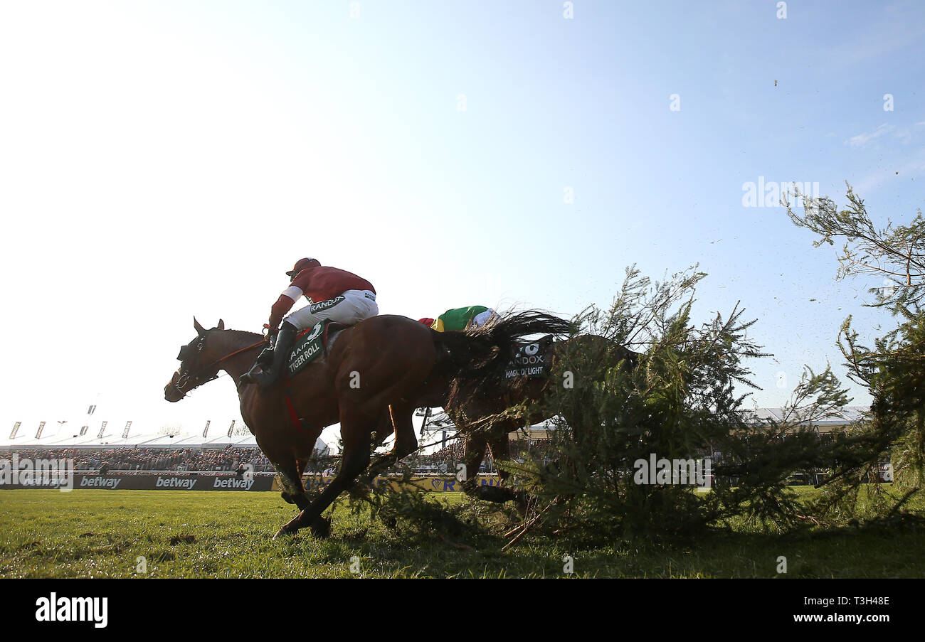 Rouleau de tigre monté par Jockey Davy Russell (à gauche) sur la façon de gagner le Grand National Handicap Santé Randox Chase lors de la Journée nationale 2019 Grand National Santé Randox Festival à Aintree Racecourse. Banque D'Images