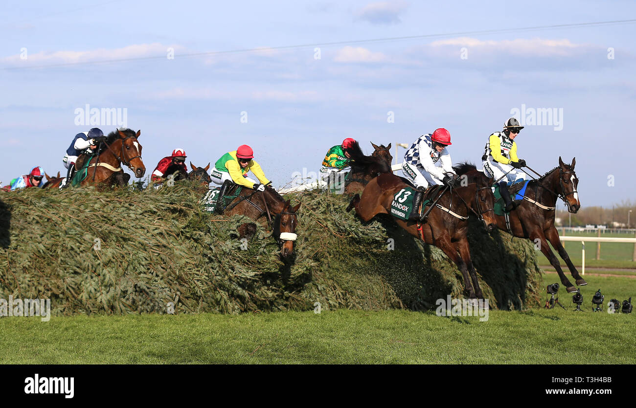 Rouleau de tigre monté par Jockey Davy Russell (deuxième à gauche) aux côtés de magie de lumière monté par Jockey sur le Paddy Kennedy (centre) dans la santé Randox Grand National Handicap Chase lors de la Journée nationale 2019 Grand National Santé Randox Festival à Aintree Racecourse. Banque D'Images