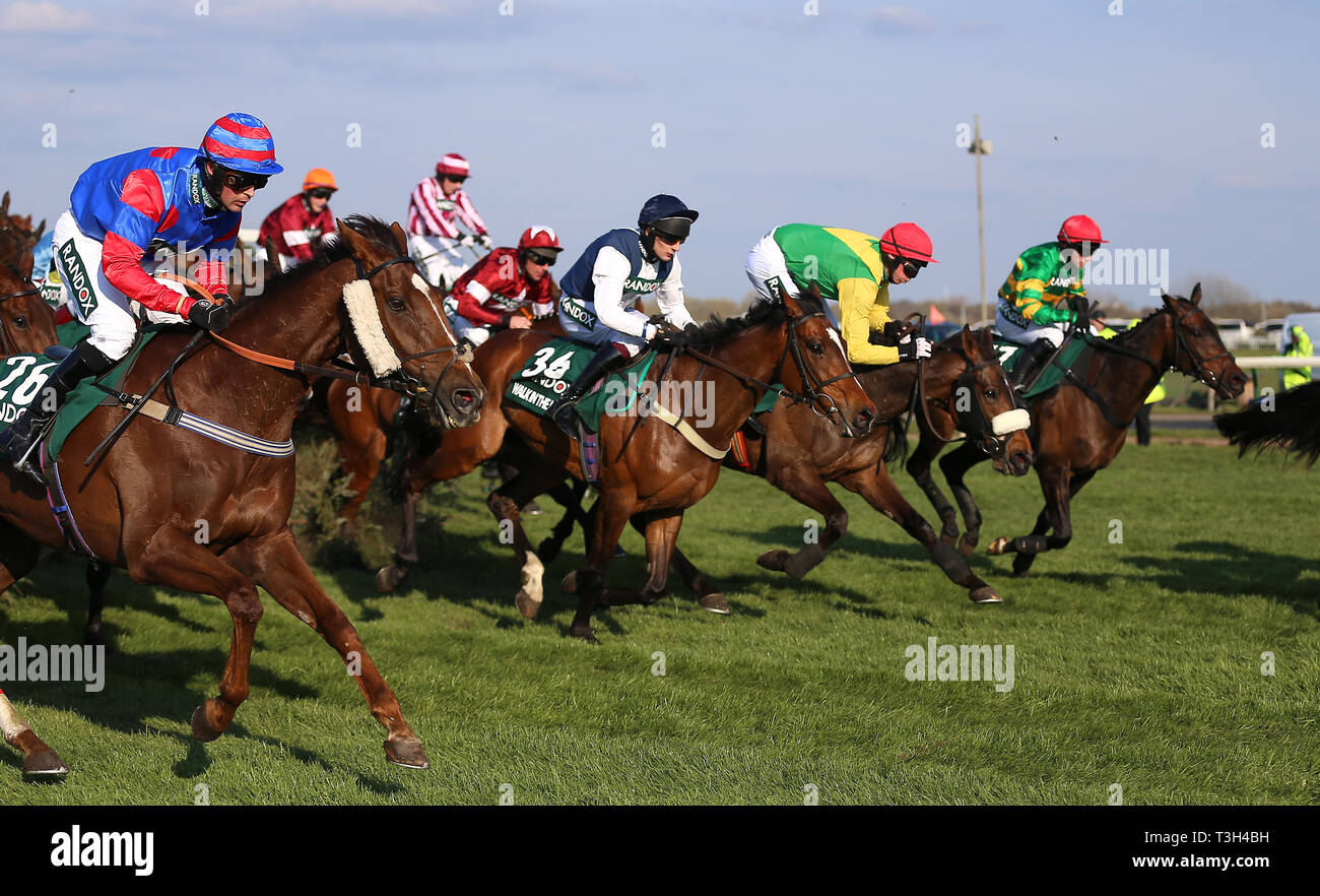 Rouleau de tigre monté par Jockey Davy Russell (centre gauche) aux côtés de magie de lumière monté par Jockey sur le Paddy Kennedy (centre) dans la santé Randox Grand National Handicap Chase lors de la Journée nationale 2019 Grand National Santé Randox Festival à Aintree Racecourse. Banque D'Images