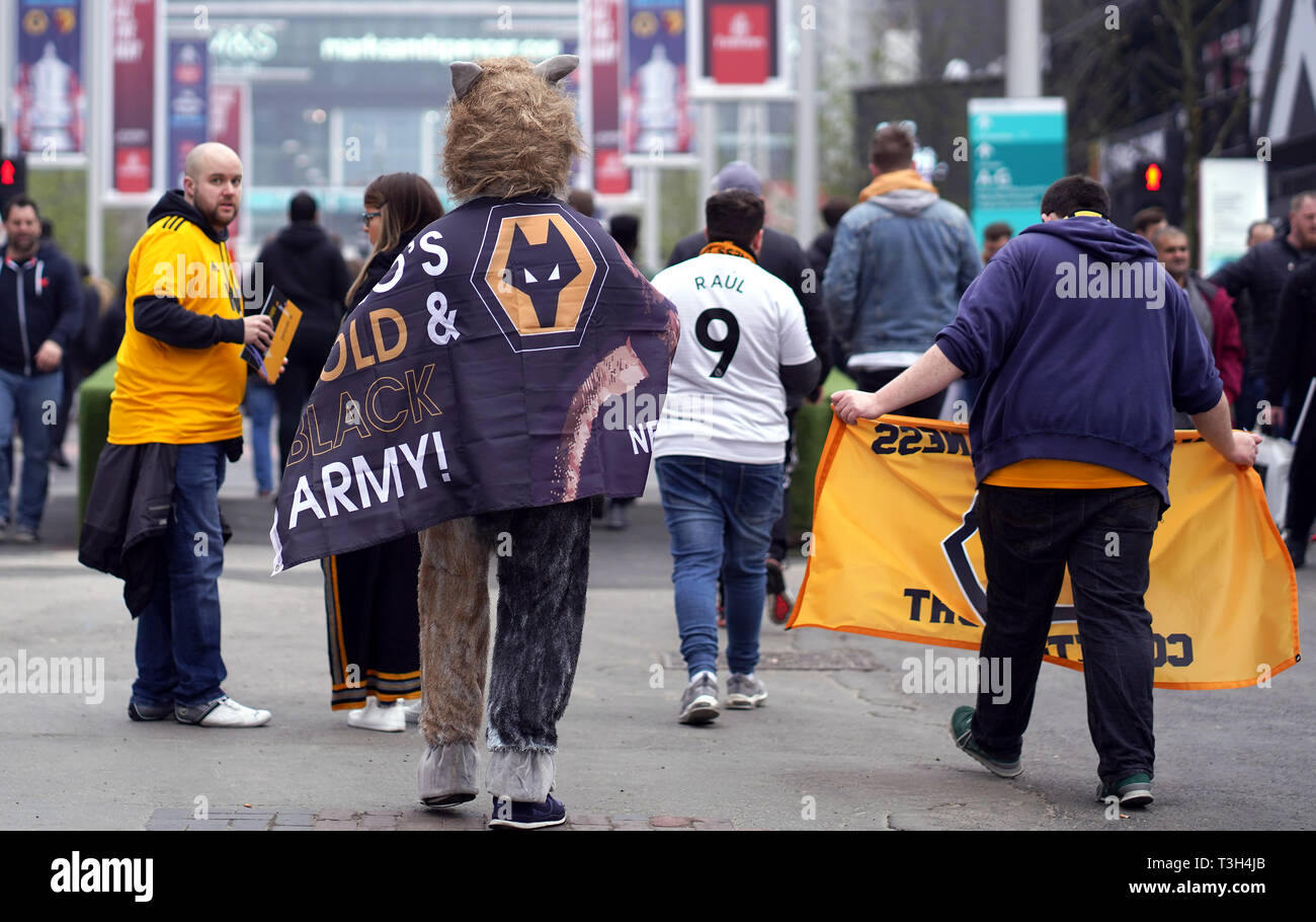 Wolverhampton Wanderers en dehors des fans au stade de Wembley avant le match de demi-finale de la FA Cup au stade de Wembley, Londres. Banque D'Images