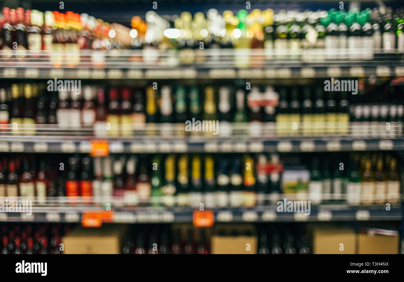 Image floue de bouteilles de vin de liqueur sur étagère de supermarché. Plateau de flou artistique avec des bouteilles de vin en supermarché Banque D'Images