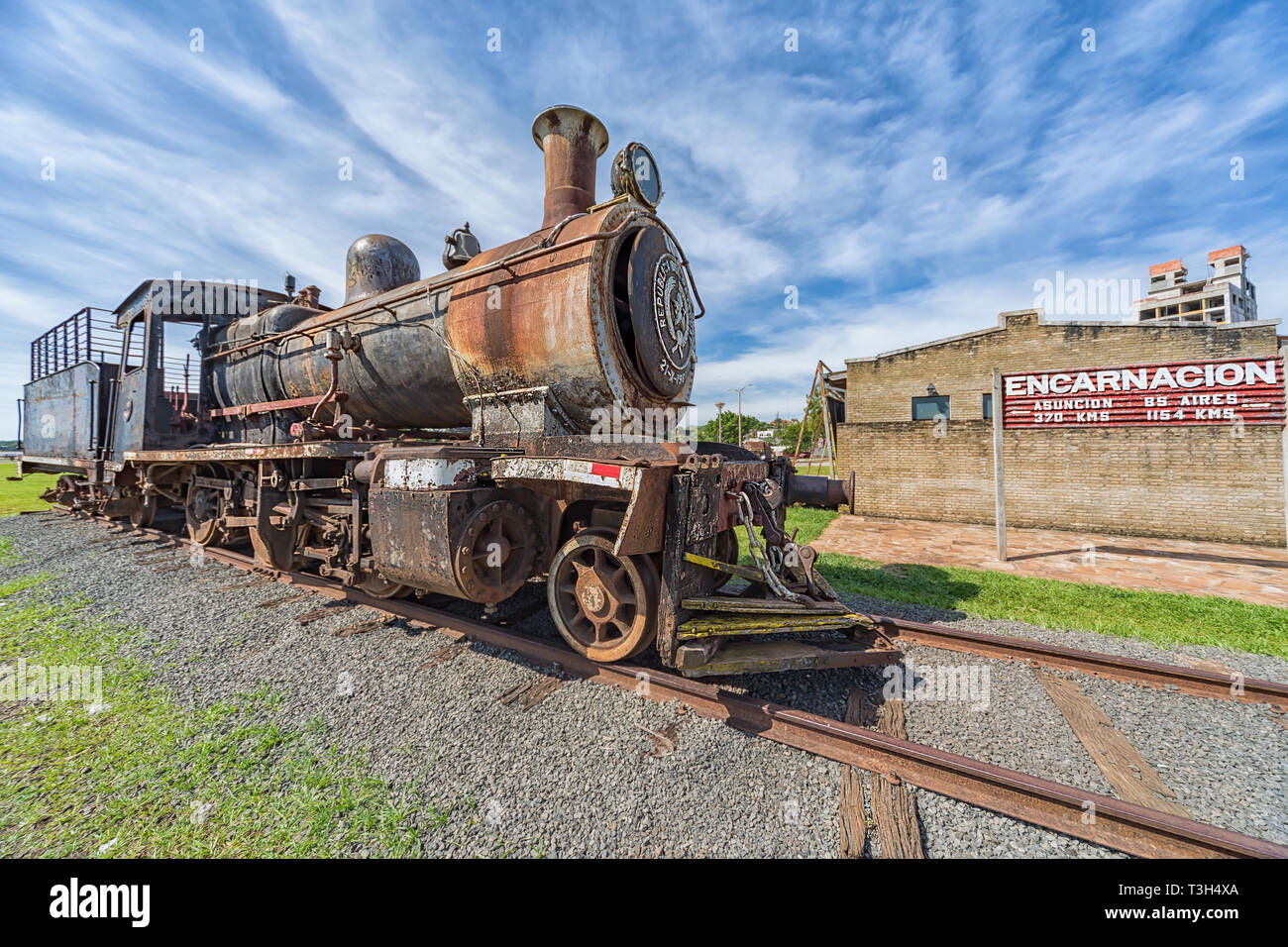 Encarnacion, le Paraguay - le 14 novembre 2018 : ancienne locomotive à vapeur rouillé dans Encarnacion. Au Paraguay il n'y a plus de trafic ferroviaire aujourd'hui. Banque D'Images