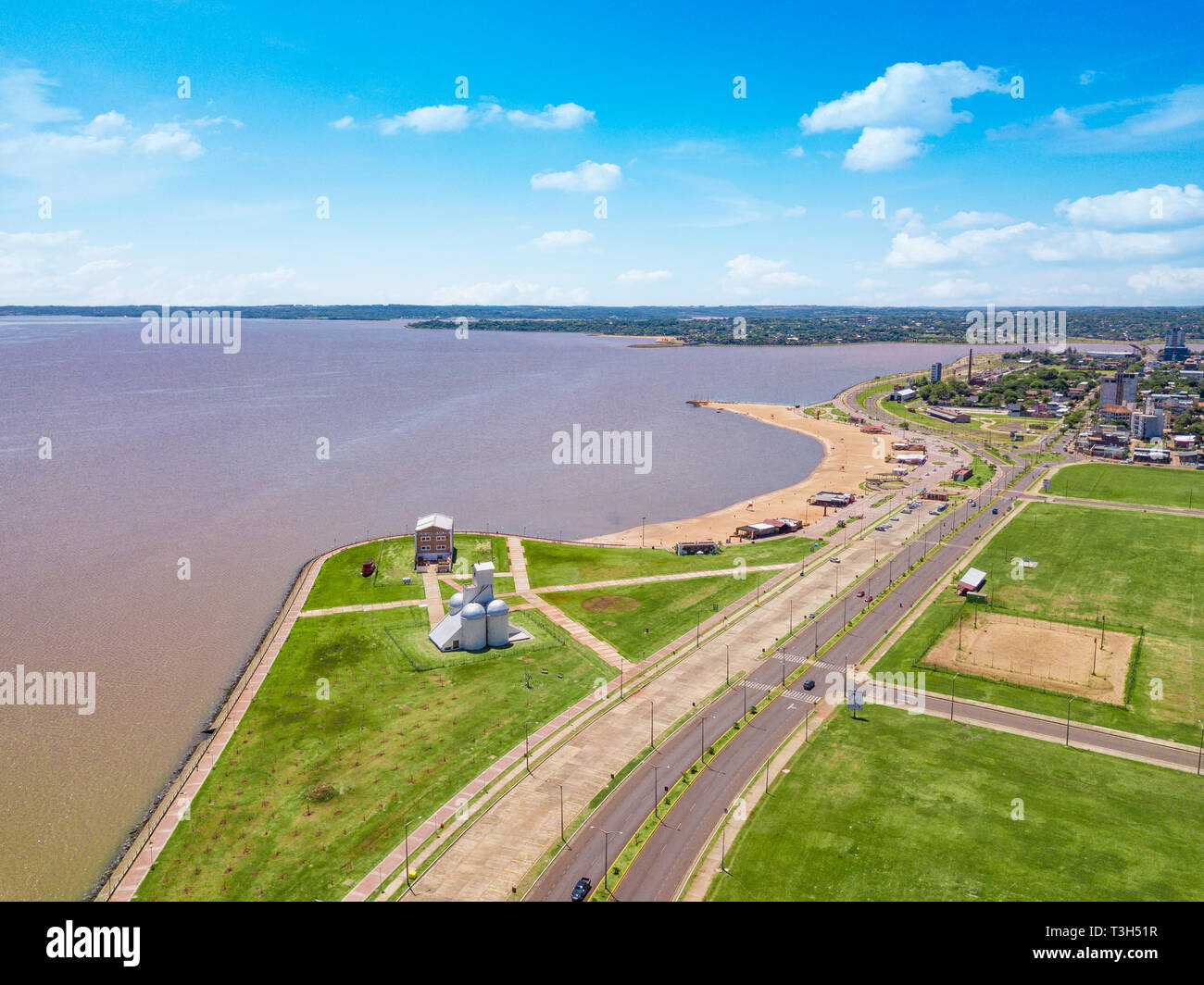 Vue aérienne de La Encarnacion Paraguay en donnant sur la plage de San Jose. Banque D'Images