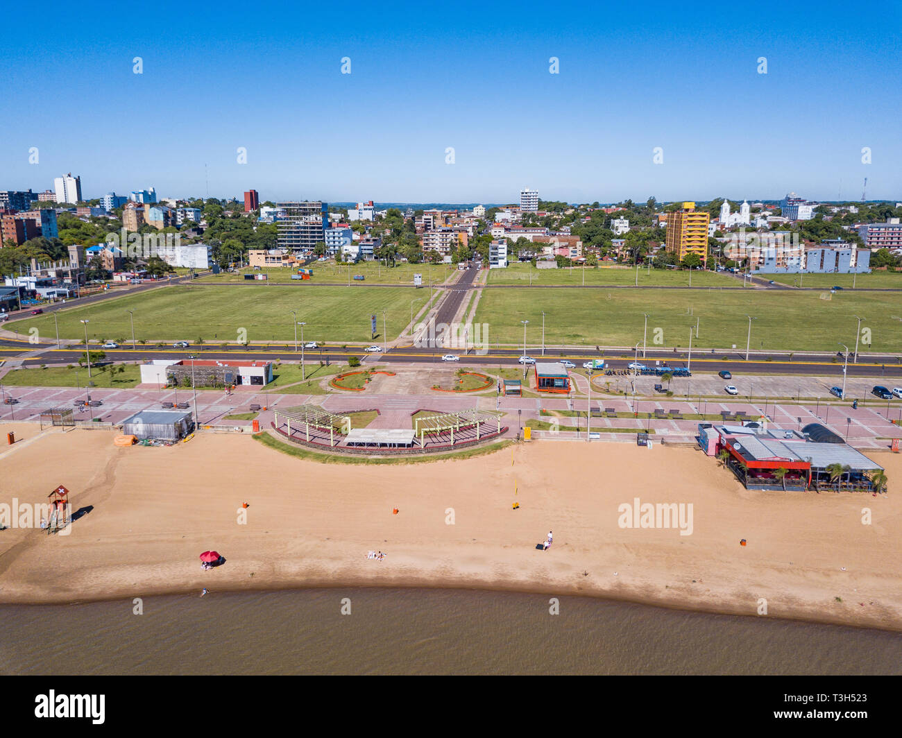 Vue aérienne de La Encarnacion Paraguay en donnant sur la plage de San Jose. Banque D'Images