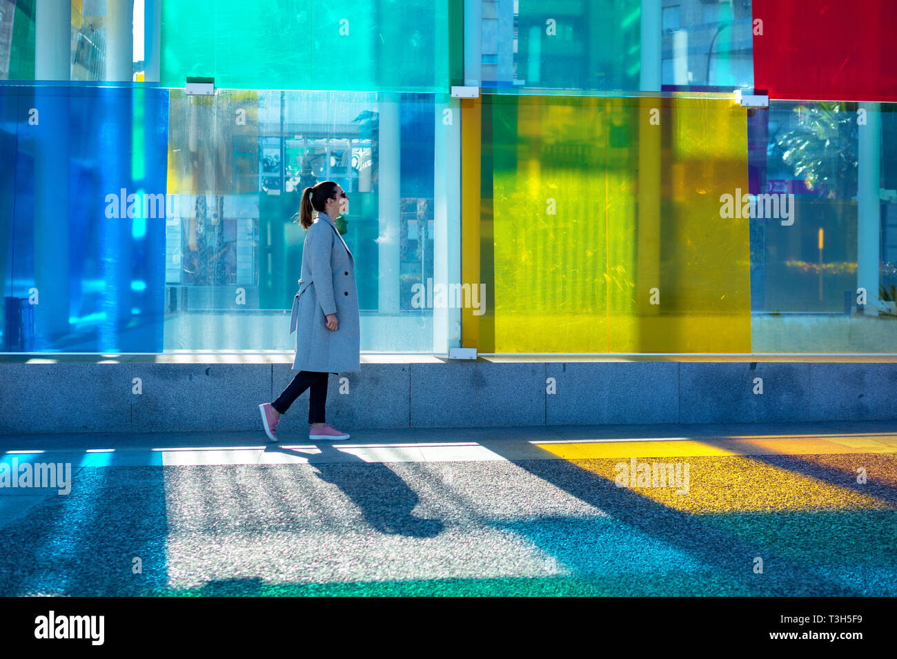 Espagne, Malaga - 04.04.2019 : femme marche à côté du cube coloré Centre Pompidou à Malaga, Espagne en soleil Banque D'Images