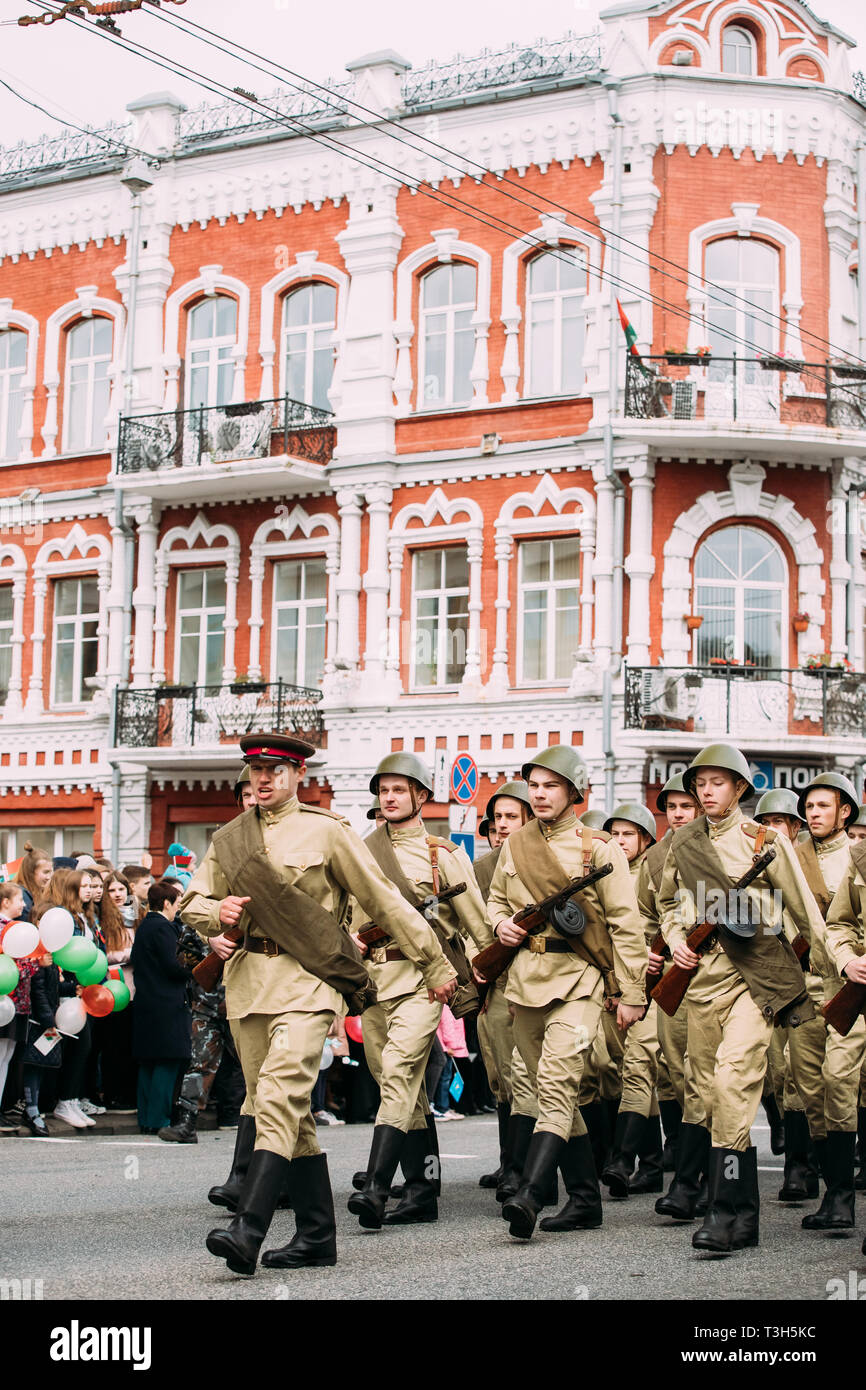 Gomel, Bélarus. Groupe de re-enactos habillé en Fédération de soldats soviétiques de la Seconde Guerre mondiale prenant part au défilé pendant la célébration du Jour de la victoire le 9 mai. Banque D'Images