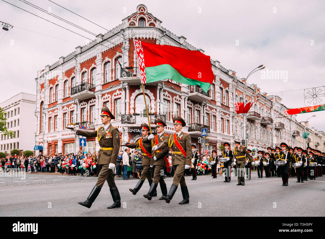 Gomel, Bélarus. Marcher avec les agents Gala Drapeau biélorusse en face de cérémonie défilé Procession. Les Cadets de l'état de Gomel Druming School Ba Banque D'Images