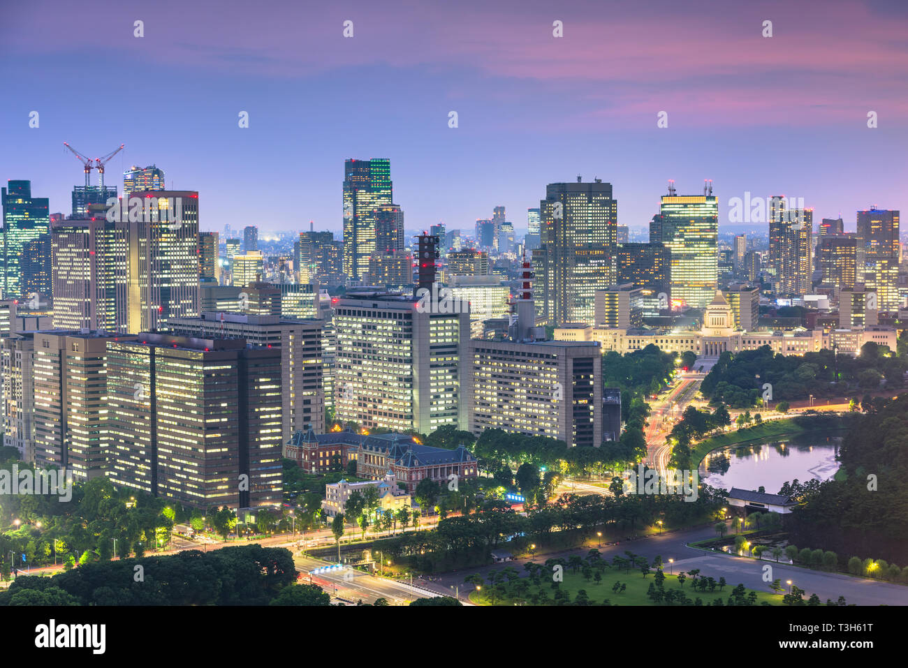 Tokyo, Japon au paysage urbain avec le quartier Chiyoda Diète nationale au crépuscule. Banque D'Images