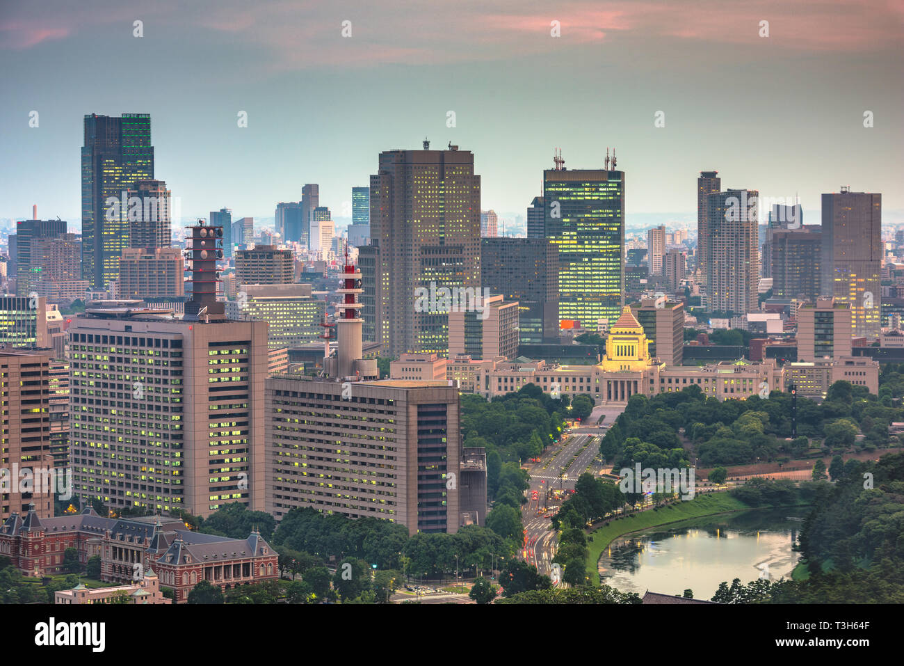 Tokyo, Japon au paysage urbain avec le quartier Chiyoda Diète nationale au crépuscule. Banque D'Images
