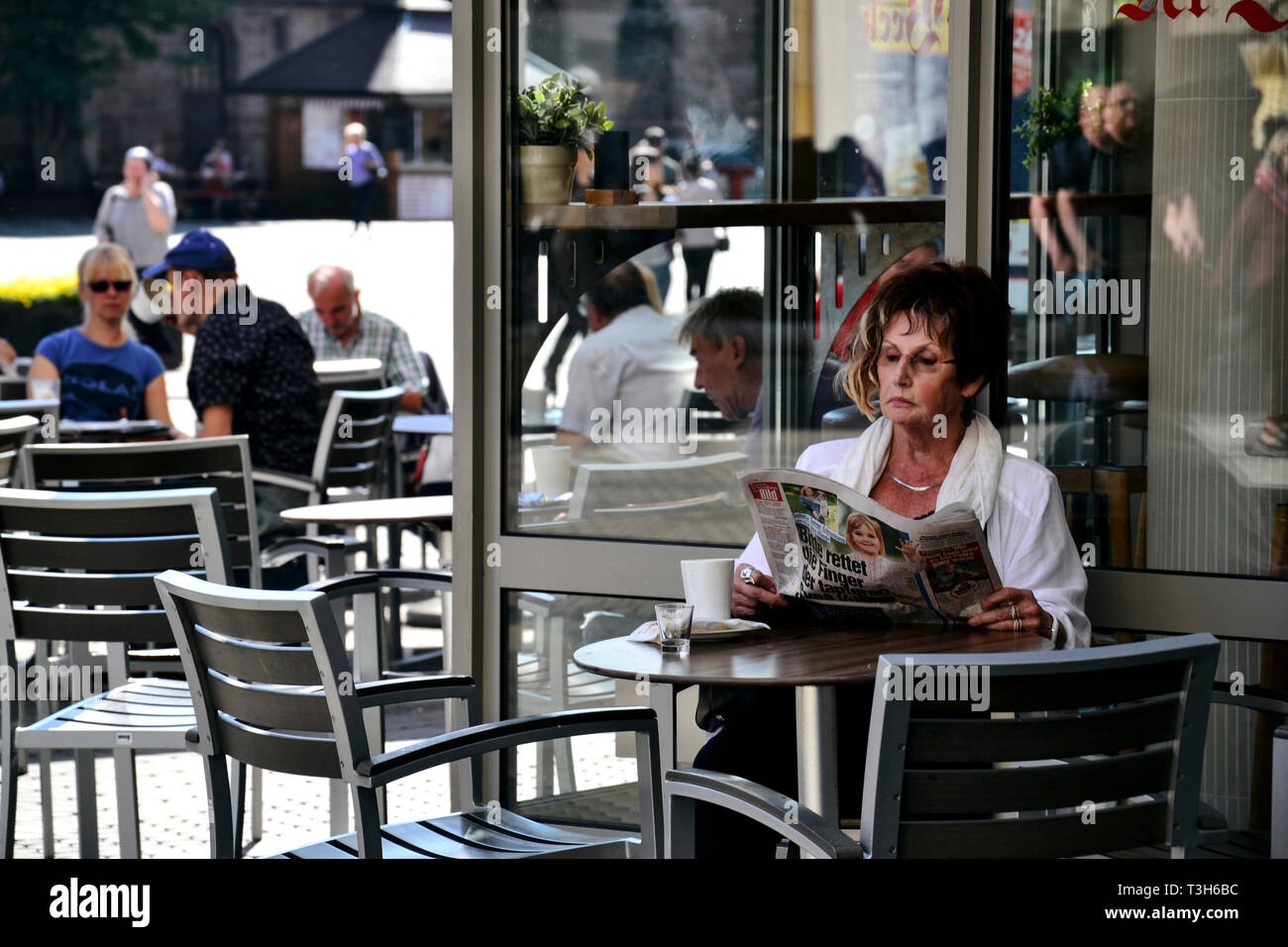 Le café et le papier de nouvelles dans la ville Banque D'Images