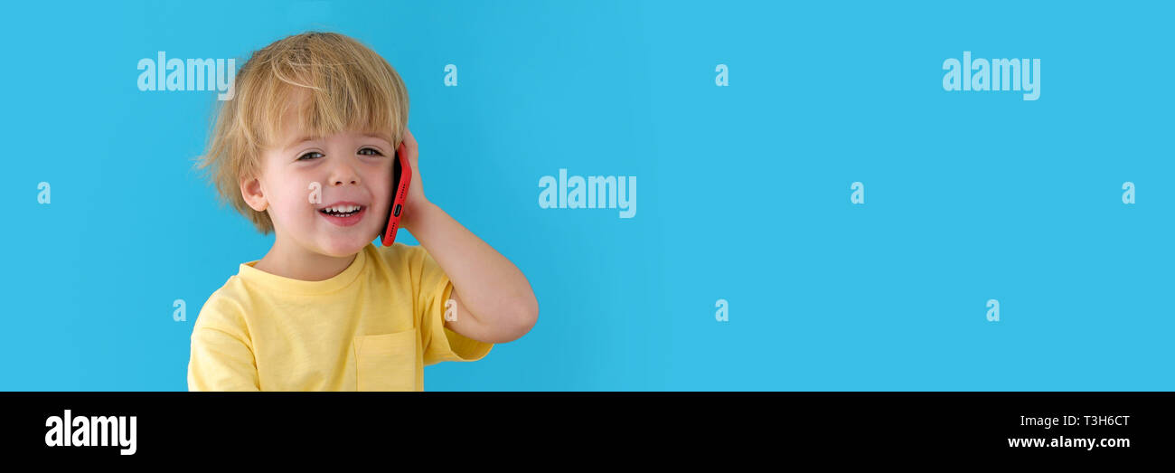 Boy talking mobile phone Banque D'Images