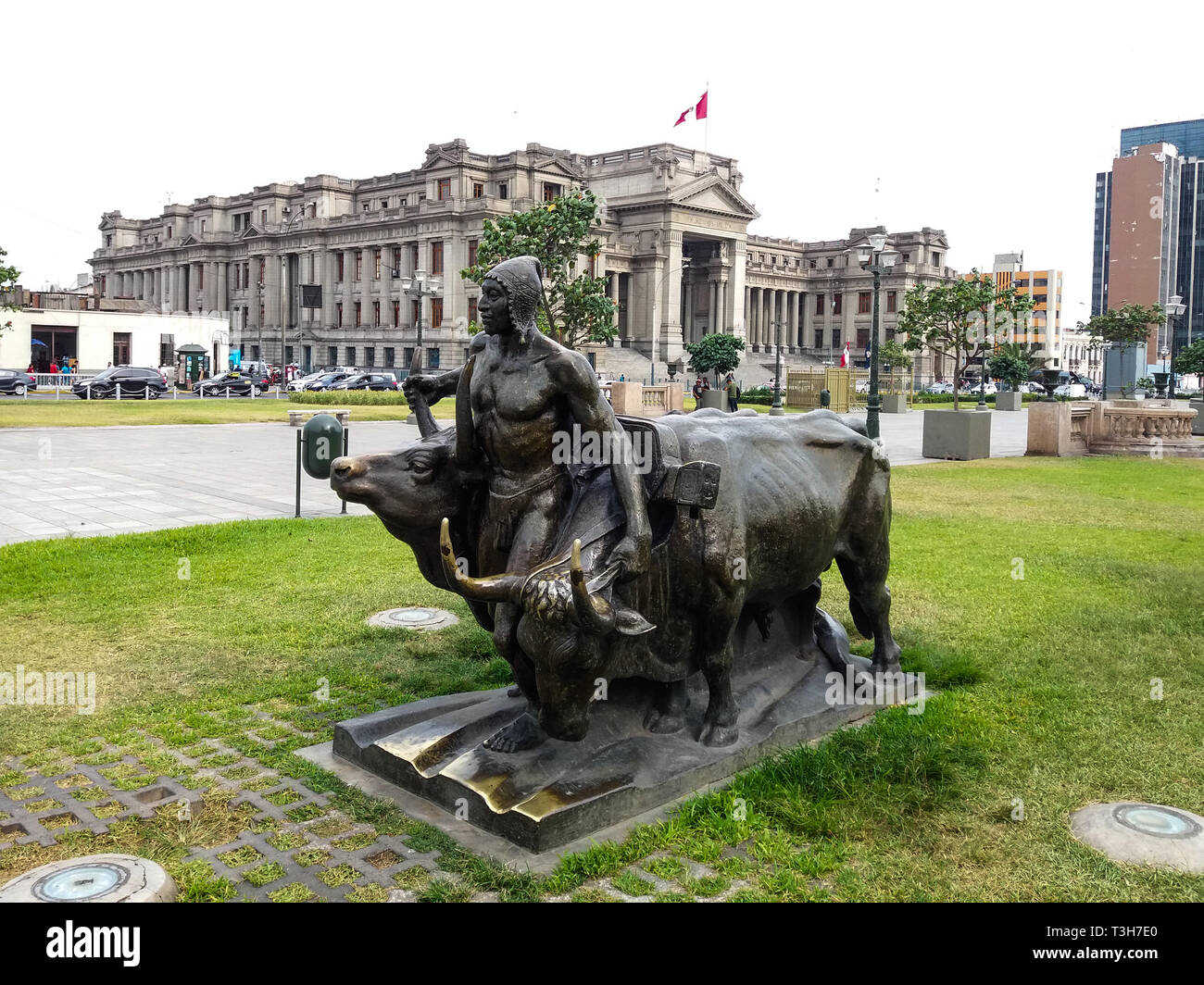 La marche de l'équipe d'Heroes est l'un des plus grands et plus encombré des espaces publics de la ville de Lima, Pérou, et est entouré de bâtiments importants tels que le Palais de Justice en arrière-plan, la sculpture d'un paysan avec deux taureaux. Banque D'Images