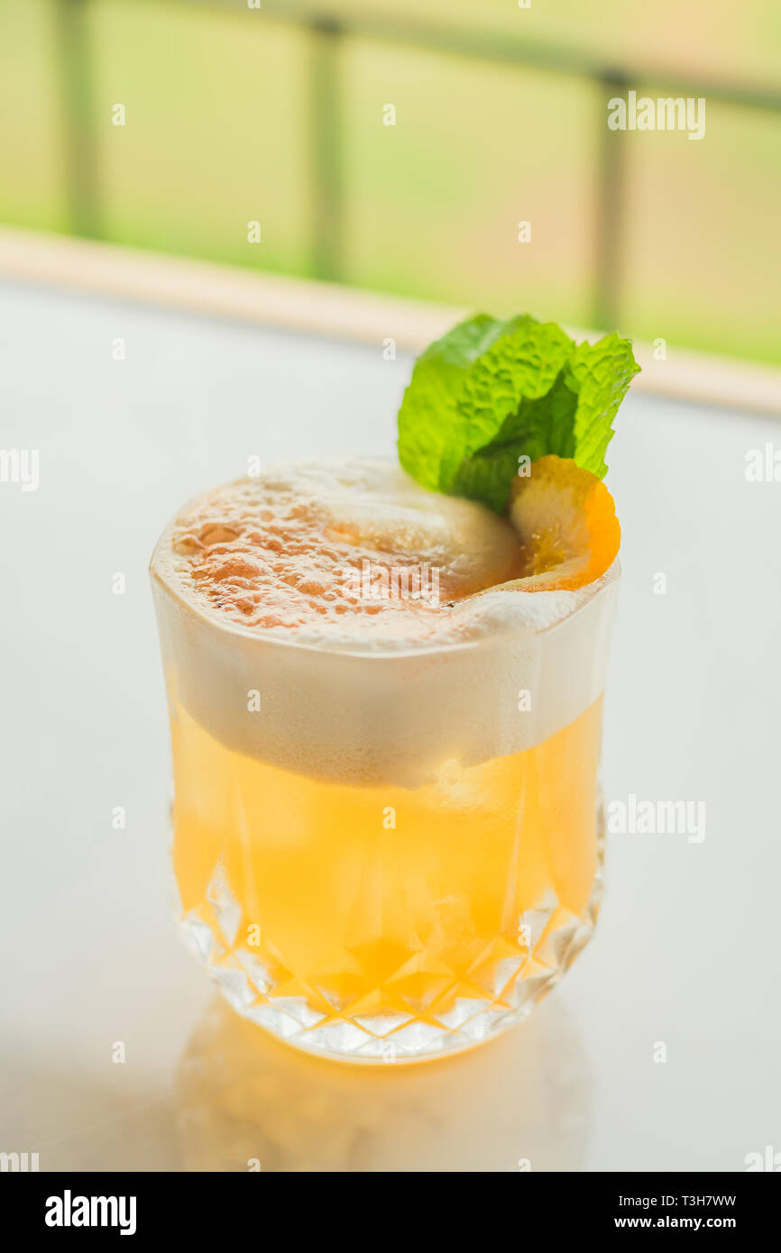 Cocktail à l'orange amère et de menthe et d'orange Banque D'Images
